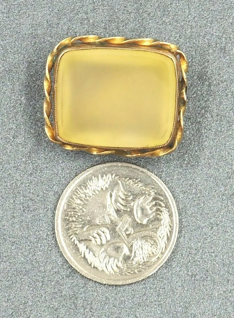 Chalcedon 9ct Yellow Gold Brooch