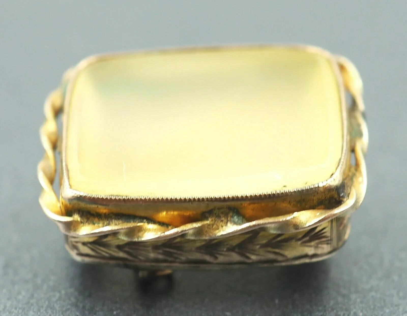 Chalcedon 9ct Yellow Gold Brooch