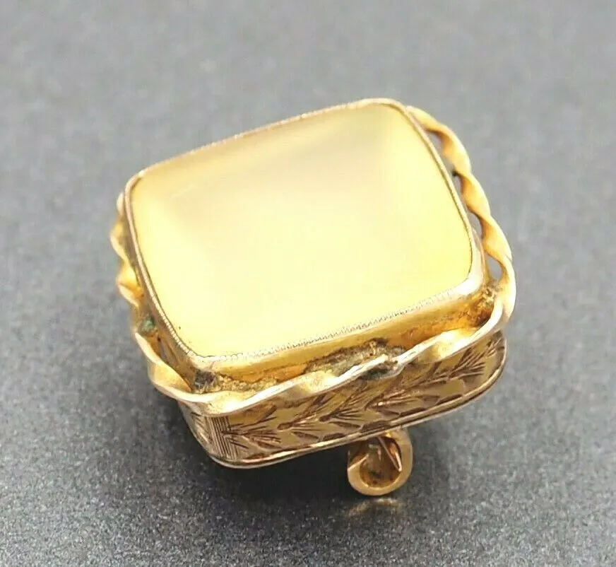 Chalcedon 9ct Yellow Gold Brooch
