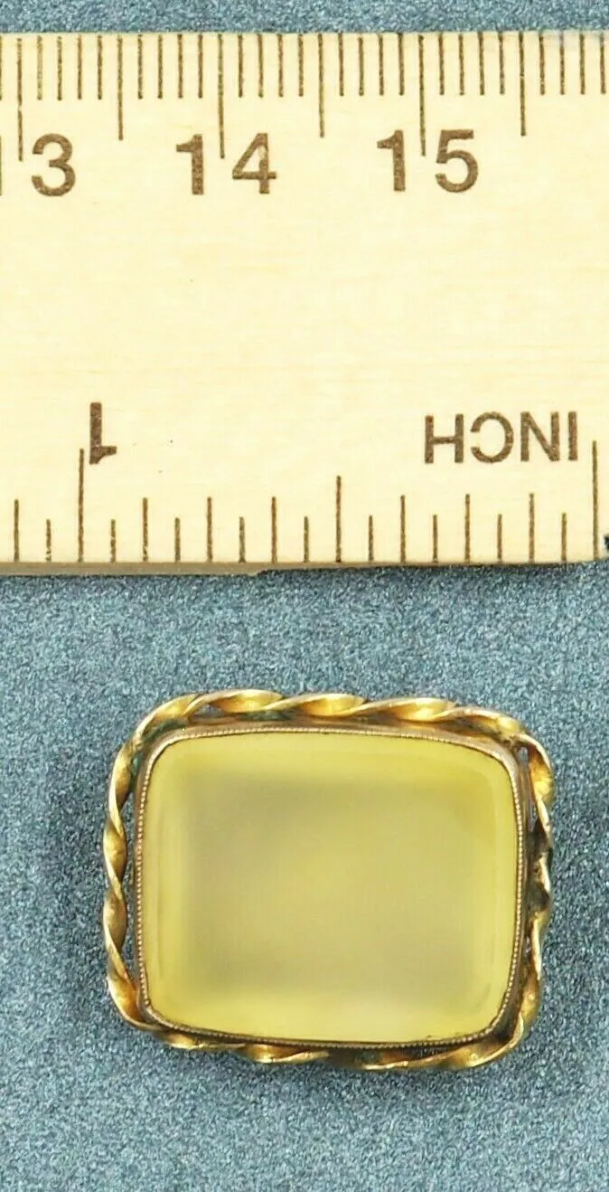 Chalcedon 9ct Yellow Gold Brooch