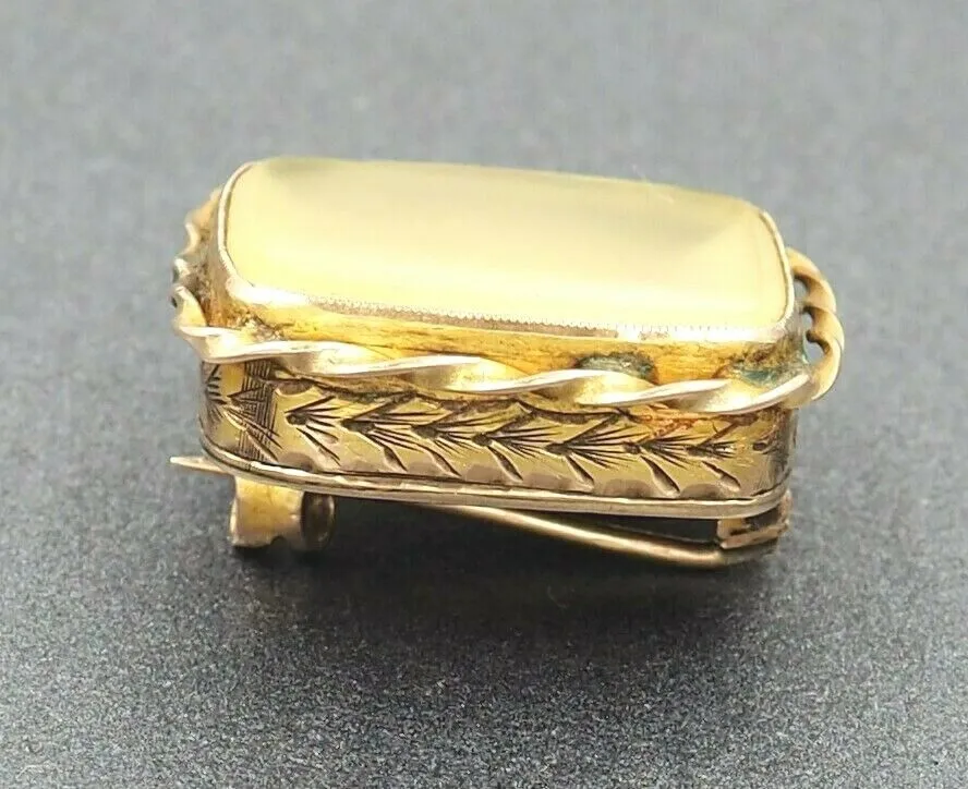 Chalcedon 9ct Yellow Gold Brooch