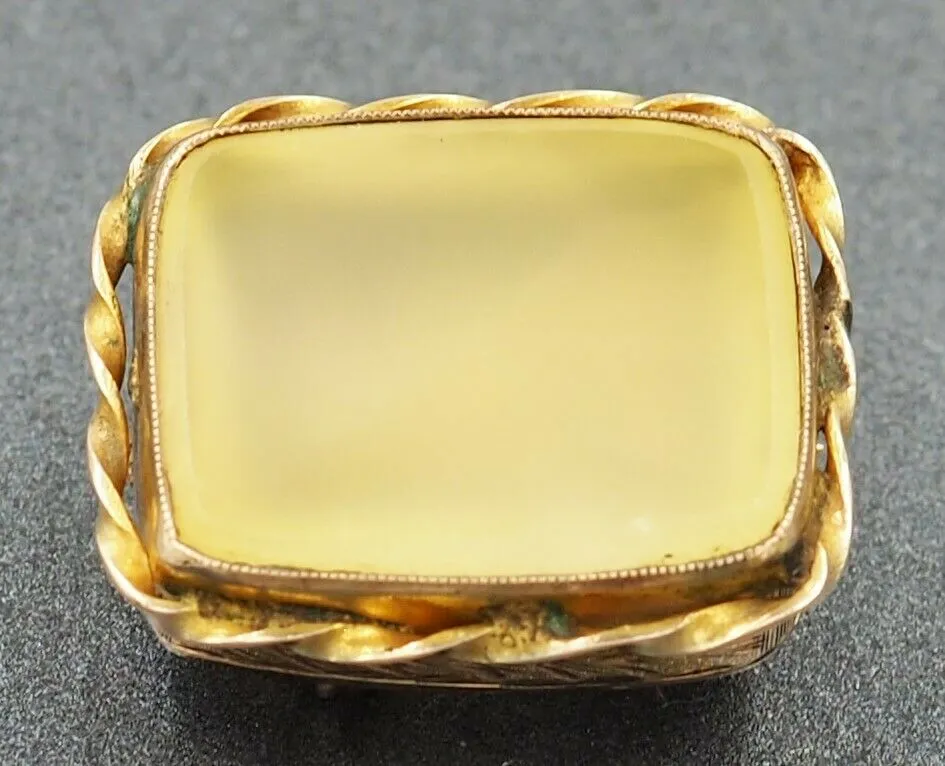 Chalcedon 9ct Yellow Gold Brooch