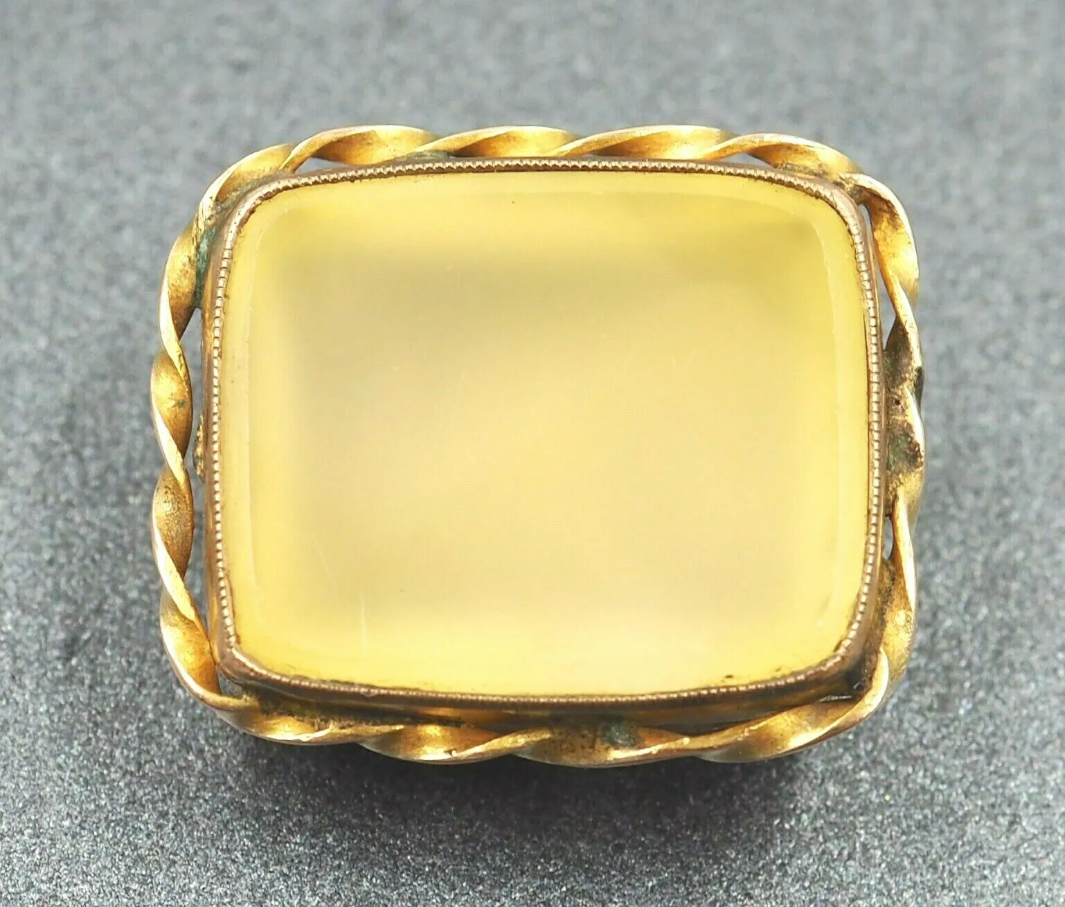 Chalcedon 9ct Yellow Gold Brooch