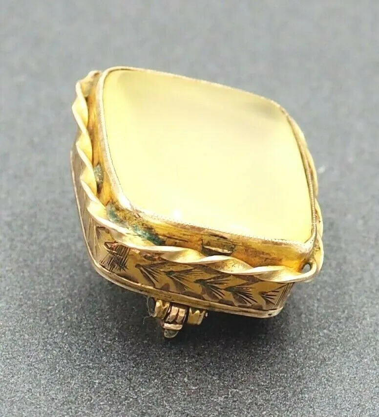 Chalcedon 9ct Yellow Gold Brooch
