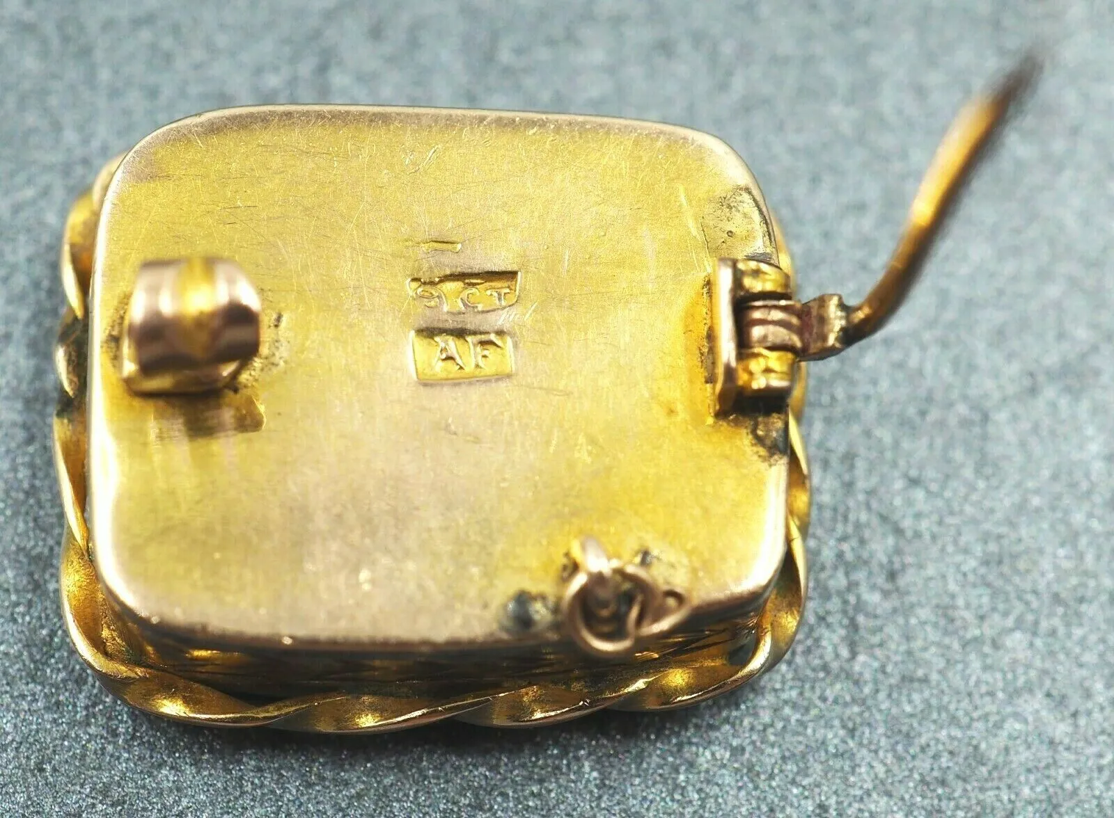 Chalcedon 9ct Yellow Gold Brooch