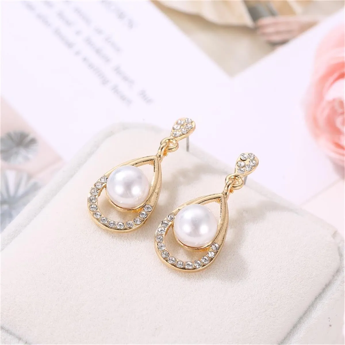 Classic Faux Pearl Necklace Earrings Jewelry Set Round White Pearl Costume Jewelry Simulated Pearl Necklaces Set