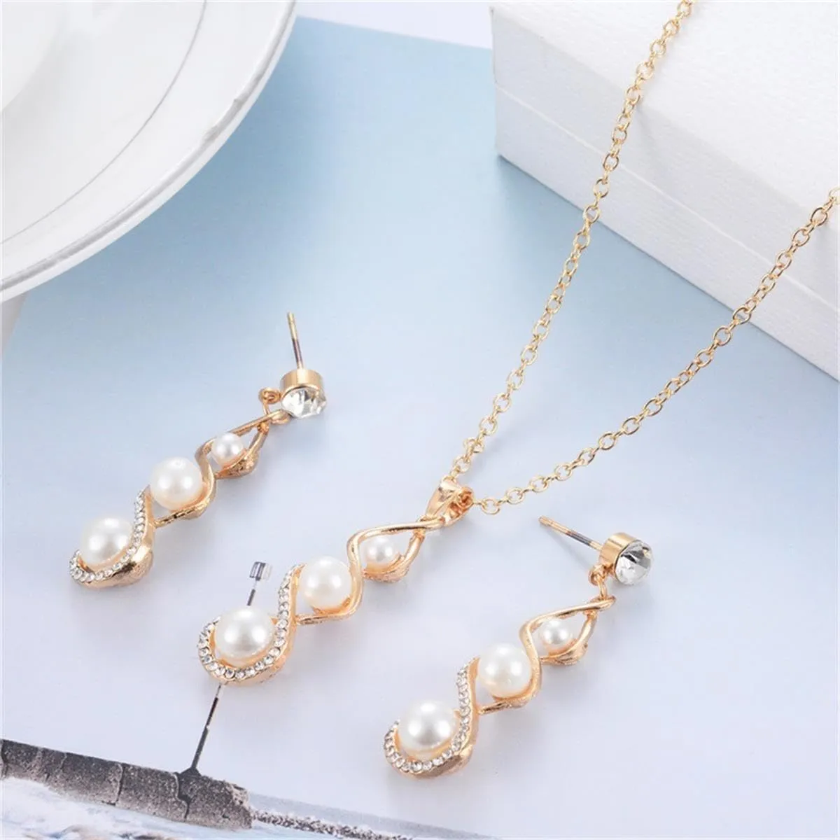 Classic Faux Pearl Necklace Earrings Jewelry Set Round White Pearl Costume Jewelry Simulated Pearl Necklaces Set