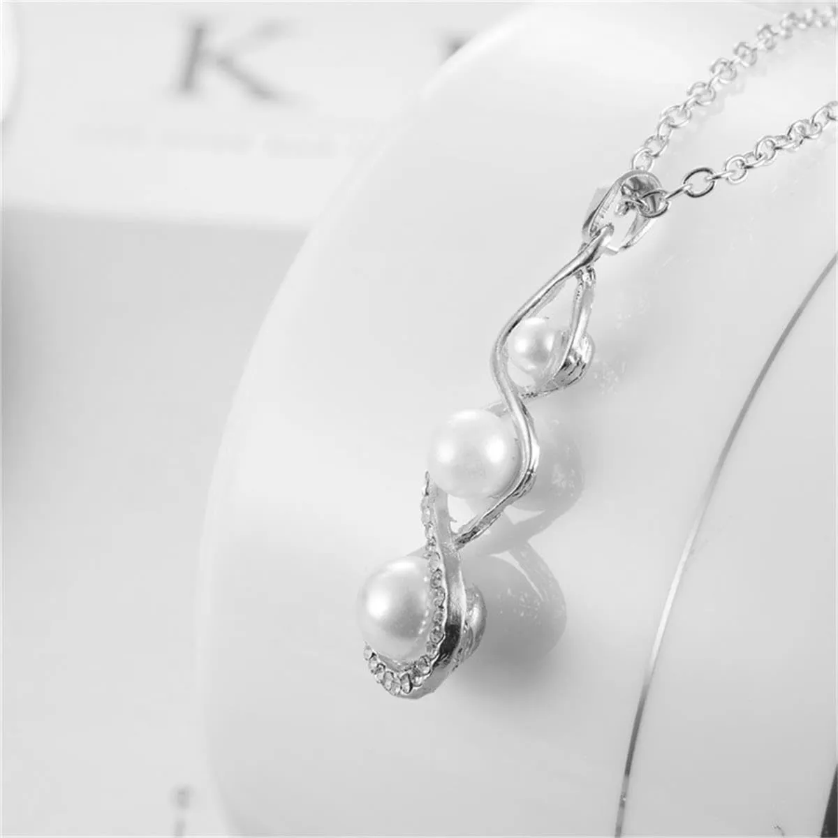 Classic Faux Pearl Necklace Earrings Jewelry Set Round White Pearl Costume Jewelry Simulated Pearl Necklaces Set