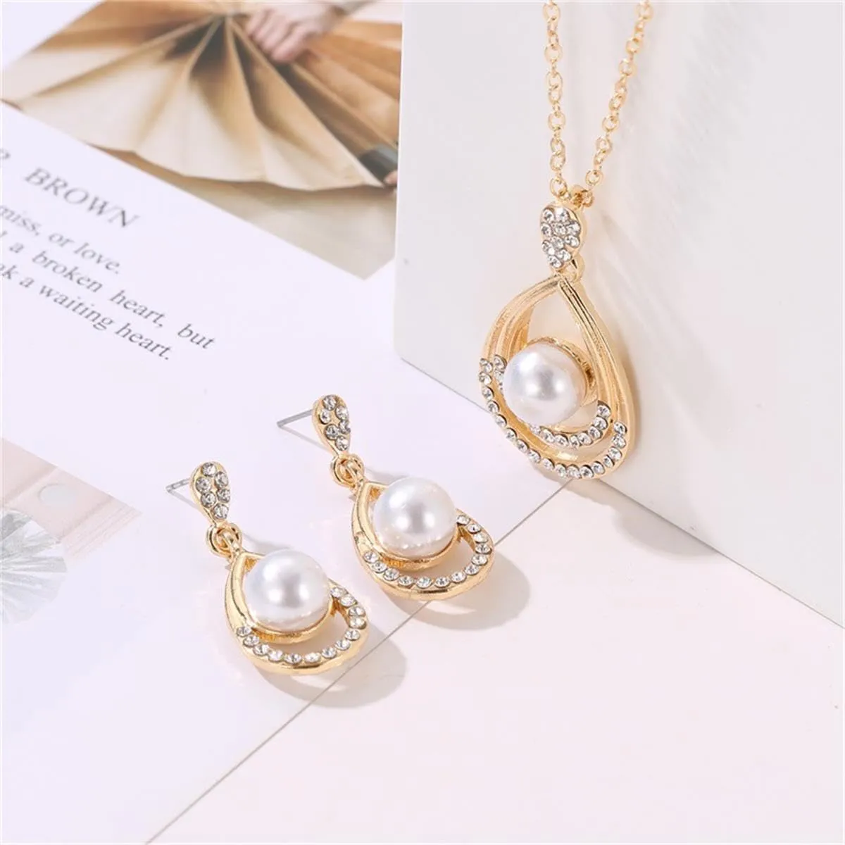 Classic Faux Pearl Necklace Earrings Jewelry Set Round White Pearl Costume Jewelry Simulated Pearl Necklaces Set