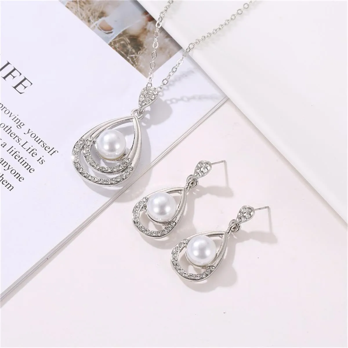 Classic Faux Pearl Necklace Earrings Jewelry Set Round White Pearl Costume Jewelry Simulated Pearl Necklaces Set