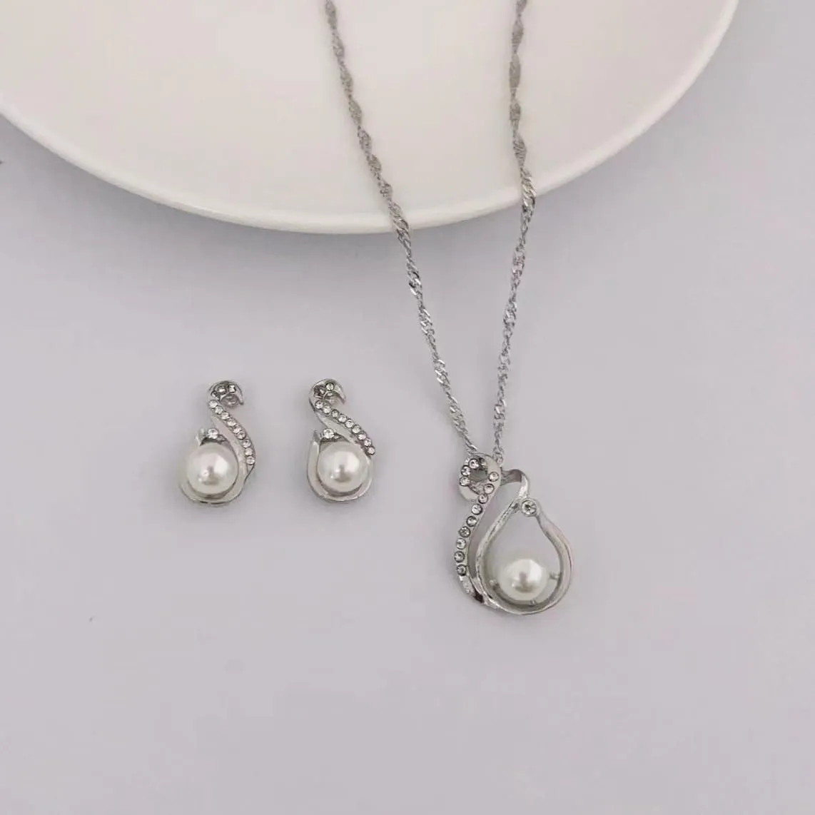 Classic Faux Pearl Necklace Earrings Jewelry Set Round White Pearl Costume Jewelry Simulated Pearl Necklaces Set