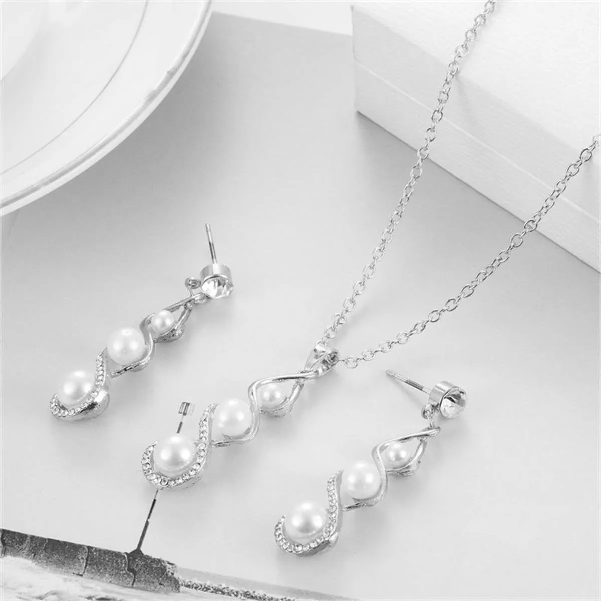 Classic Faux Pearl Necklace Earrings Jewelry Set Round White Pearl Costume Jewelry Simulated Pearl Necklaces Set