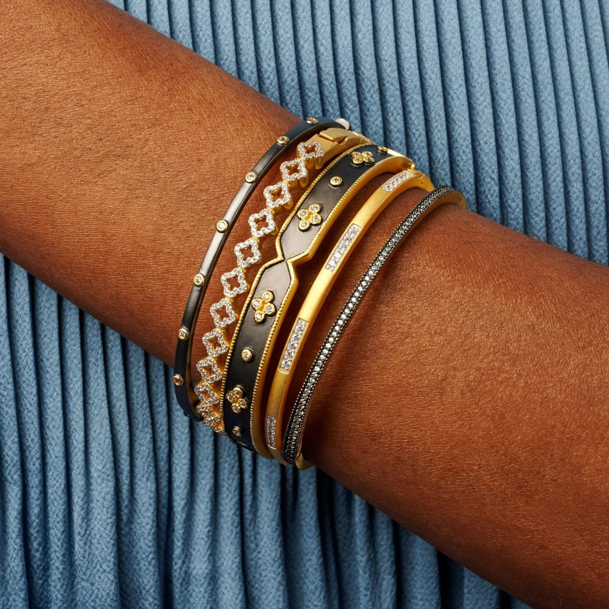 Iconic Clover Hinge Bangle - VFPYZB07-H