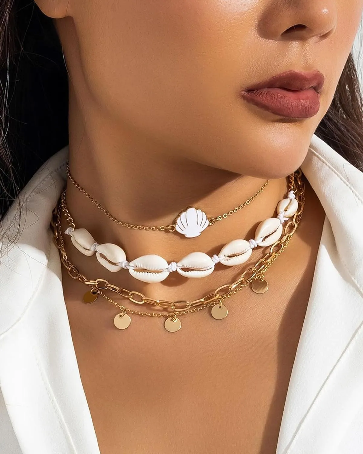 Layered Shell Necklaces for Women Natural Sea Shell Choker Boho Beaded Cowrie Shell Necklace Adjustable Summer Beachy Surfer Necklaces Jewelry Summer Vacation Outfit Accessories