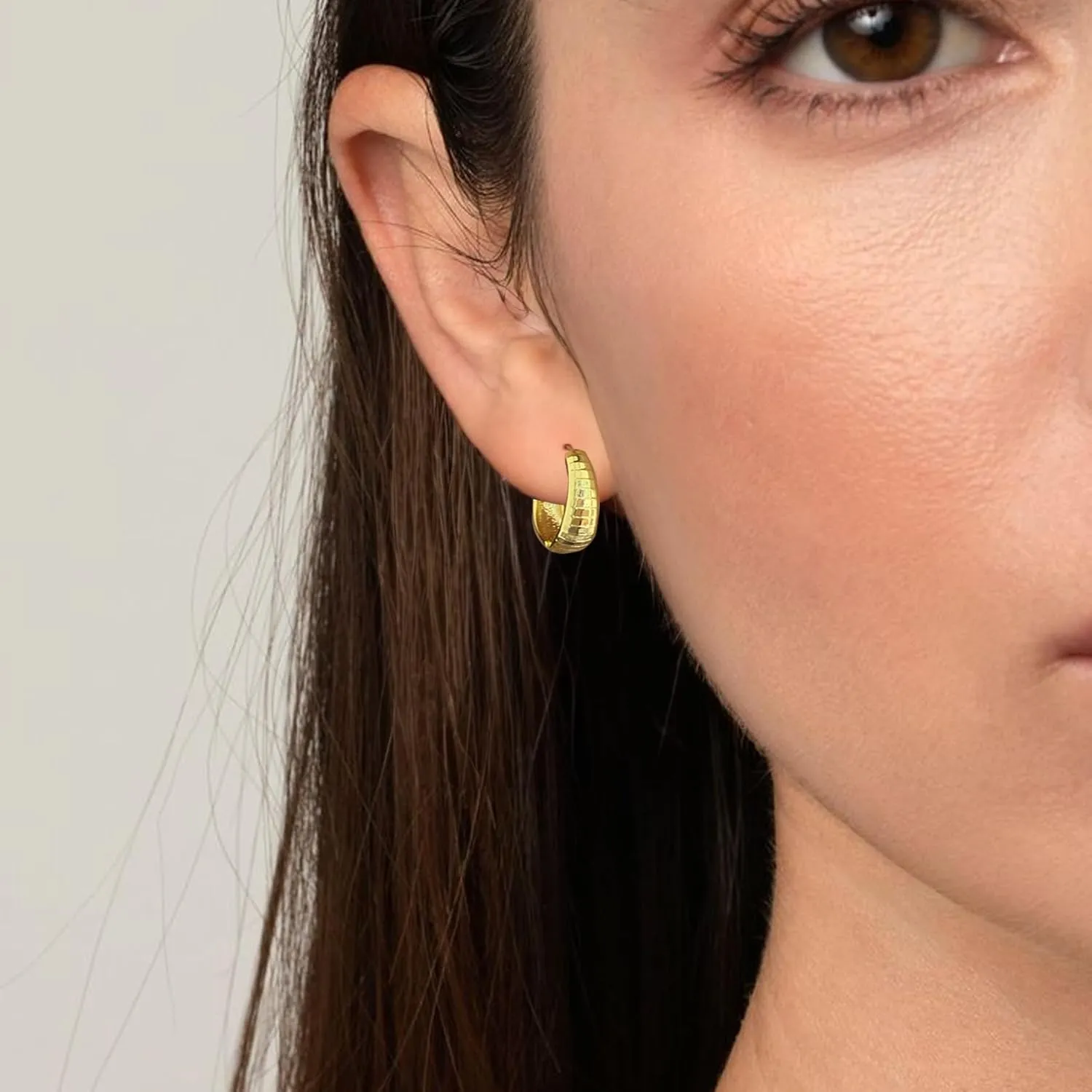 PABBEU Gold Hoops Earrings for Women Huggie Hoop Earrings 14K Gold Oval Hoop Earrings for Women Hypoallergenic Thick Gold Hoop Earrings for Women Gift