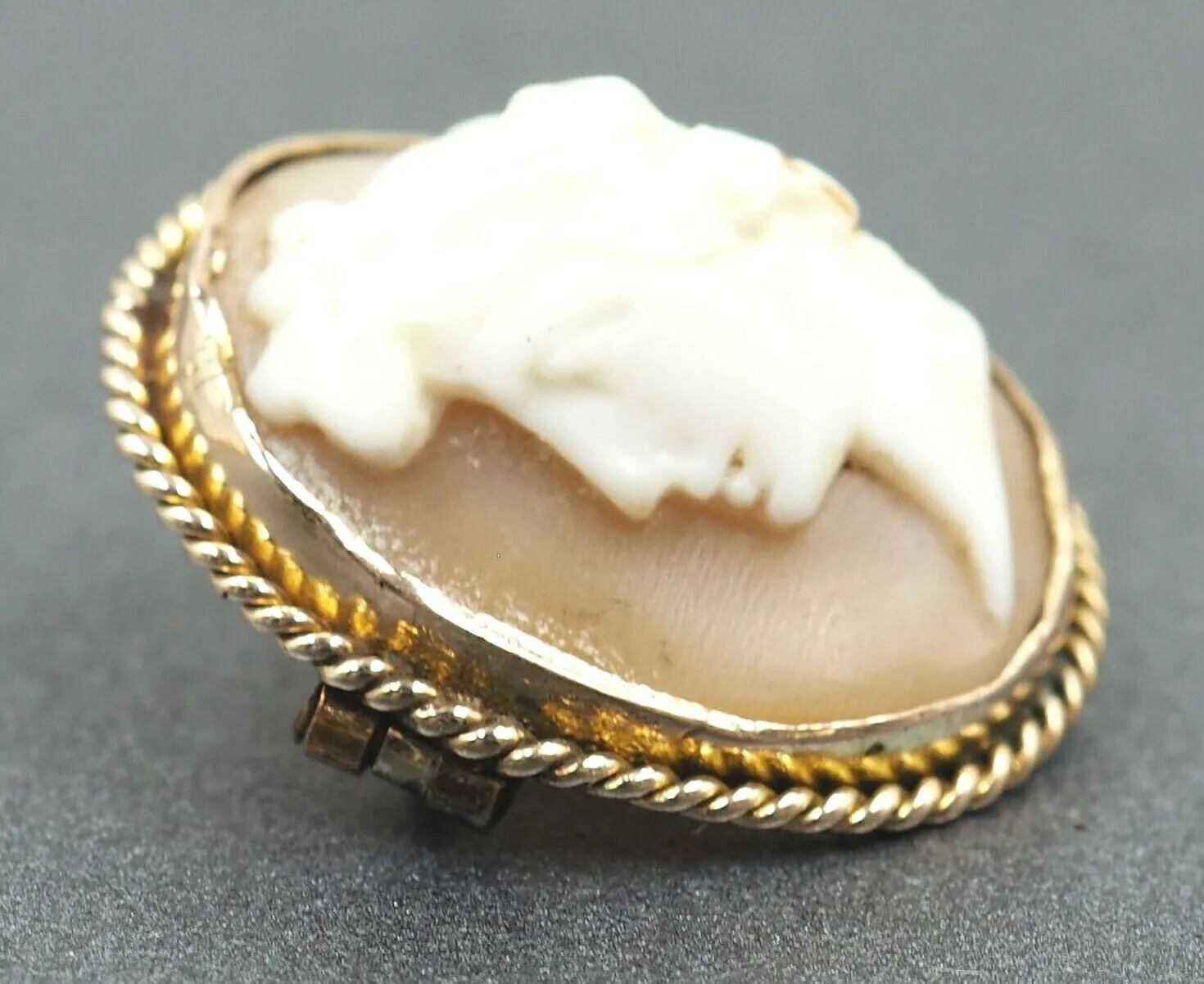 Vintage 9ct Yellow Gold Shell Cameo Brooch