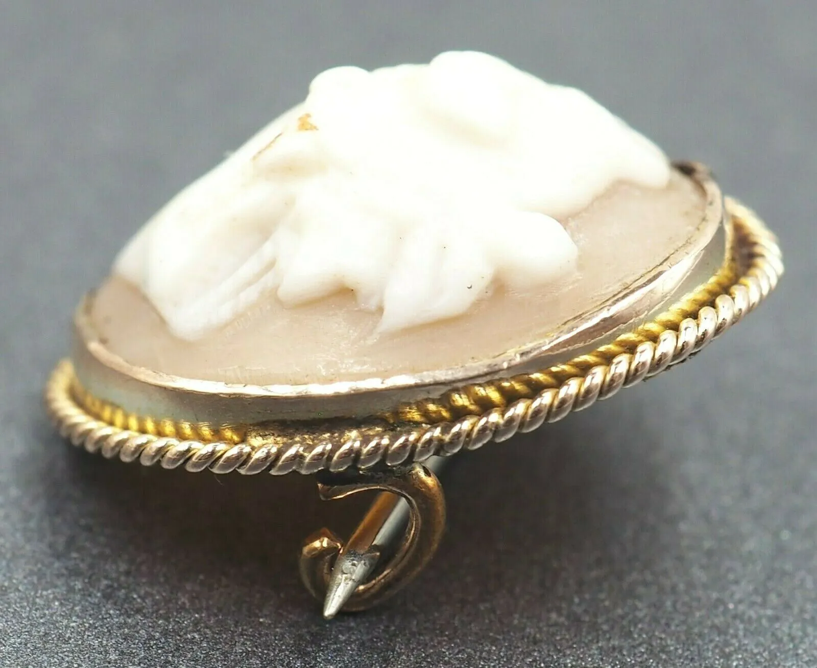 Vintage 9ct Yellow Gold Shell Cameo Brooch